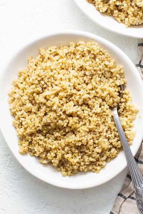 This quick and easy method for cooking quinoa in the microwave comes together with just quinoa and water. Make sure to use a deep, microwave-safe bowl so that it doesn't overflow! Quinoa In Microwave, Microwave Quinoa, Quinoa Microwave, Cooking Quinoa, Microwave Recipe, Cook Quinoa, White Quinoa, Fit Foodie Finds, Simply Quinoa