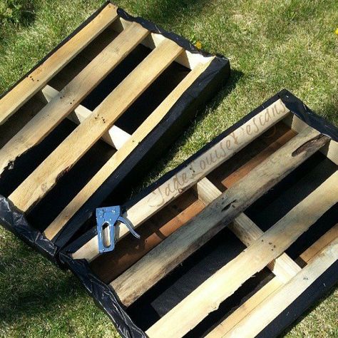 DIY Pallet Garden; How to make Raised Wood Pallet Garden Bed Pallet Garden Bed, Wood Pallet Garden, Diy Pallet Garden, Vertical Pallet Garden, Herb Garden Pallet, Pallet Projects Garden, Funny Vine, Garden Pallet, Pallet Bench