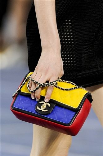 primary colors chanel Hammock Bag, Dangerous Women, Moda Chanel, Prime Colors, Mode Chanel, Luxurious Fashion, Sac Week End, Chanel Couture, Chanel Spring