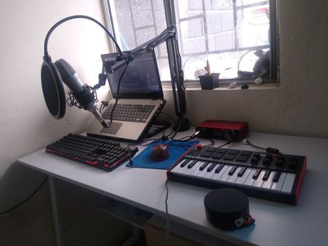 Producing Music Aesthetic, Home Studio Aesthetic, Music Production Aesthetic, Small Music Studio Ideas, Mic Setup, Music Studio Bedroom, Producer Aesthetic, Bedroom Music Studio, Music Studio Desk