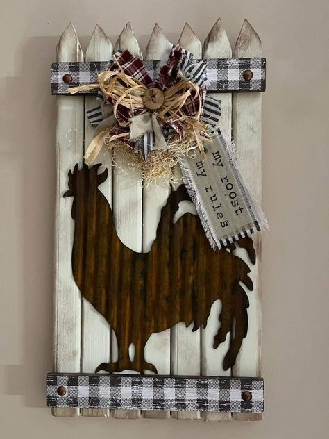 Rooster Diy Crafts, Diy Rooster Decor, Primitive Country Crafts, Paint Stick Crafts, Chicken Wire Crafts, Chicken Crafts, Farmhouse Designs, Barn Wood Crafts, Farmhouse Crafts