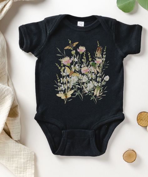 A unique wildflower and cicada  baby bodysuit with a boho aesthetic! Perfect for any nature loving mama or baby.  * Q U I C K * F A C T S * ✺ 100% ringspun cotton ✺ Light fabric ✺ plastic snaps closure  ✺ Inside out and wash and dry normally (on cool for best results). Do not iron decoration. ✺ printed using DTG Direct to Garment printing.  ✺ Colors may vary due to computer monitors and printing inks. ✺ While we offer several shirt colors some may have a better contrast with the design. Keep tha Cottage Core Baby, Cottagecore Newborn, Cottagecore Baby, Cottage Core Baby Clothes, Spring Cottagecore T-shirt With Plant Print, Forest Baby, Boho Aesthetic, Baby Outfits, Baby Body