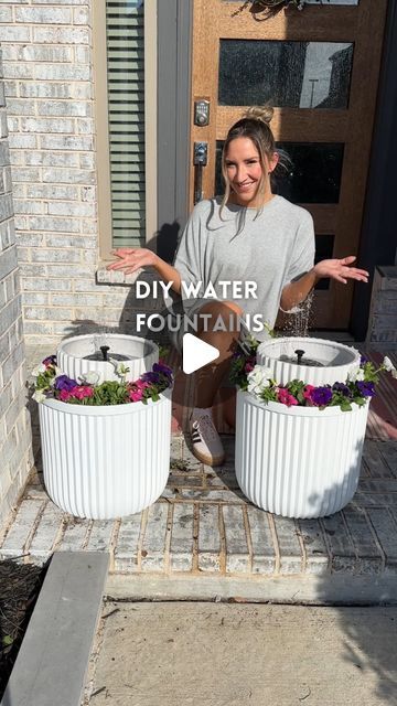 Diy Plant Pot Water Fountain, Flower Bed Fountain Ideas, Garden With Small Fountain, Flower Pots Backyard, Decorating Plant Pots Diy, Water Fountain Planter Garden Ideas, Diy Planter Outdoor, Flower Pot Solar Fountain, Backyard Flower Pot Ideas