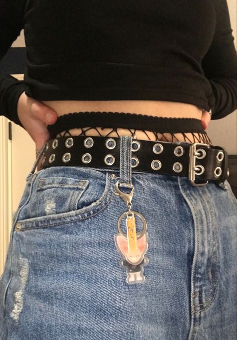 Black Fishnets Outfit, Fishnets And Jeans, Jeans Keychain, Skzoo Clothes, New York Clothes, Belts Aesthetic, Belt Keychain, Chain Outfit, 2020s Fashion