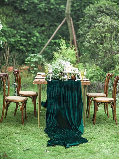 Emerald Quince, Emerald Green Quinceanera Theme, Green Quinceanera Theme, Dark Green Wedding, Velvet Table, Diy Wedding Arch, Wedding March, Velvet Decor, Emerald Velvet