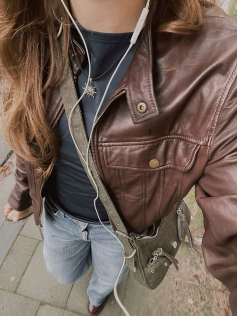 Outfit Ideas With Brown Jacket, Dark Brown Corduroy Jacket Outfit, Brown Courdory Jacket Outfit, Style Corduroy Jacket, Brown Leather Jacket Outfit, Jacket Outfit Women, Downtown Outfits, Fall Fit, Leather Jacket Outfits