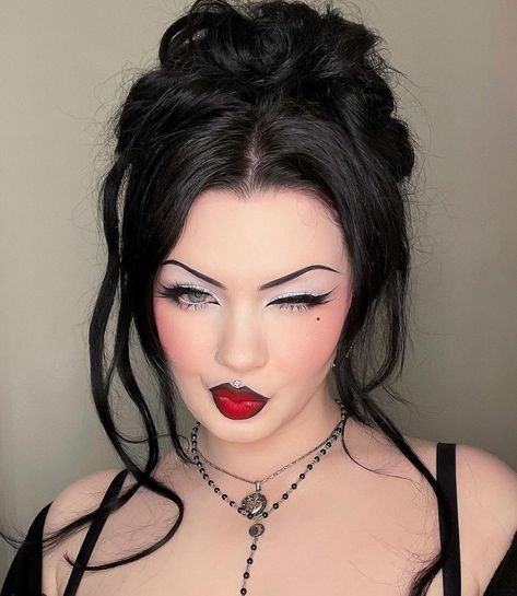 Chic Goth Makeup, Goth Blush Makeup, Gothic Glamour Makeup, Goth Makeup Wedding, Goth Holiday Makeup, Formal Goth Makeup, Goth Bridal Makeup, Romantic Goth Hairstyles, Romantic Goth Hair