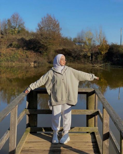 Oversized Modest Outfits, Modest Hoodie Outfit, Ootd Hoodie Oversize Hijab, Hijabi Hoodie Outfit, Ootd Hoodie Oversize, Hijabi Winter Outfits Casual, Ootd Hijab Hoodie, Hijabista Fashion Outfits, Hoodie Hijab