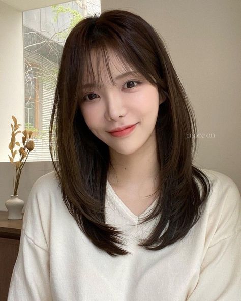 Oval Haircut, Hair Style Korea, Oval Face Haircuts, Hair Inspiration Long, Layered Haircuts For Medium Hair, Asian Short Hair, Bangs With Medium Hair, Hairstyles For Layered Hair, Haircuts For Medium Hair