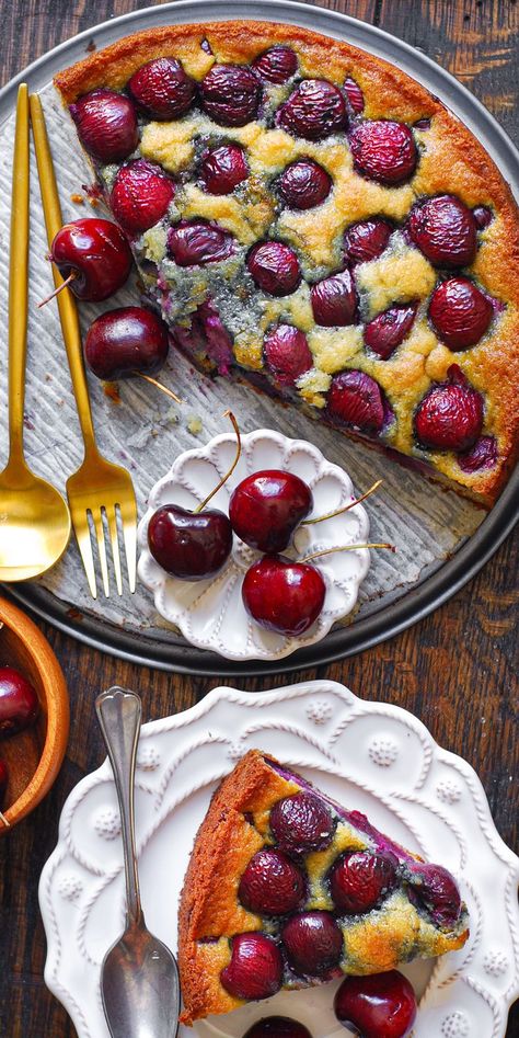 Simple Cherry Cake made with fresh cherries in a springform pan Cherrie Pie Recipes, Cherry Upside Down Cake Recipe, Cherry Breakfast Cake, Cherry Strawberry Pie, Cherry Vanilla Pie, Baking With Fresh Cherries, Quick Cherry Desserts, Scoop Cake Recipes, Easy Fresh Desserts