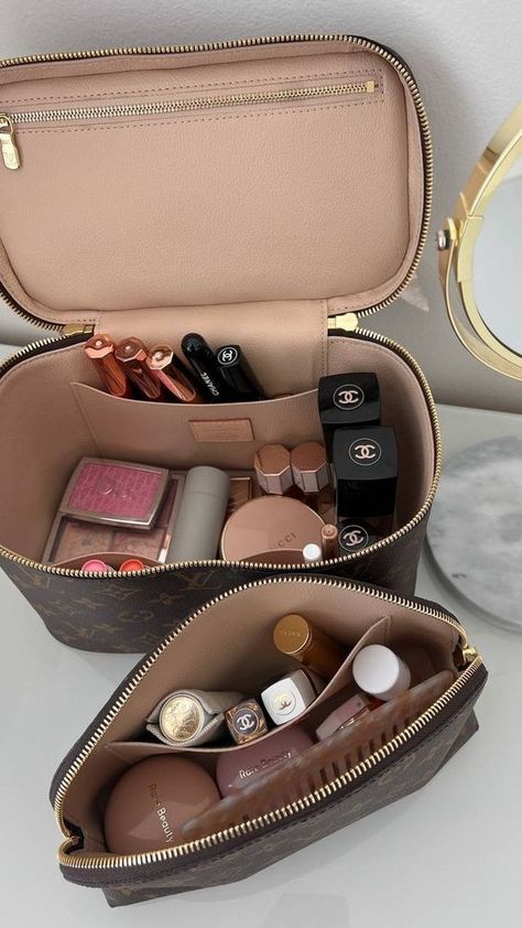 makeup#makeupgoals#makeupfashion#makeuptrends#makeupartist#datenightmakeup#partymakeup#weddingmakeup#bridalmakeup# Luxury Makeup Vanity, Louis Vuitton Makeup Bag, Louis Vuitton Makeup, Stunning Makeup Looks, Peach Makeup, Makeup Bag Essentials, Makeup Accesories, Makeup Mistakes, Handbag Essentials