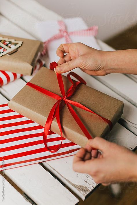 Christmas Gift Opening, Christmas Gift Pictures, Gifts Photography, Christmas Shoot, Summer Campaign, Present Wrapping, Christmas Inspo, Christmas Toys, Gifts Holiday