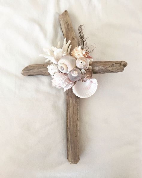 Cross With Shells, Sea Shell Cross, Driftwood Cross, Seashell Cross, Seashell Art Diy, Shell Cross, Beach Themed Crafts, Oyster Shell Crafts, Driftwood Art Diy