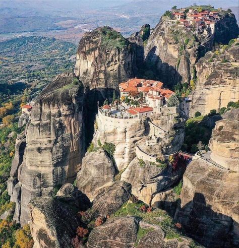 Greek Landscape, Meteora Greece, Places Of Interest, Rock Formations, A Rock, Fantasy Landscape, Abandoned Places, Amazing Architecture, Amazing Nature