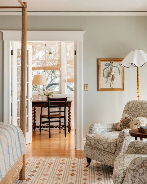 A 1920s house in Berkeley, California with an eclectic European sensibility | House & Garden Heidi Caillier Design, Heidi Caillier, 17th Century House, Berkeley Hills, 1920s House, Antique Side Table, Cottage Interior, Built In Bench, Craftsman House