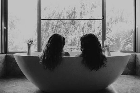 Black and white photo of two girls in bathtub with their backs to the camera, hair out and a glass of champagne Best Friend Bouidor Photography, Bathroom Poses, Bestie Photo Shoot, Bathroom Photoshoot, Friend Day, Best Friend Ideas, Bouidor Photography, Friend Ideas, Lingerie Shoot