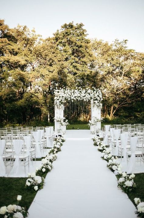 Outdoor Civil Ceremony, Green And Gold Wedding Ceremony, Inside Wedding Ideas Decoration, Timeless Wedding Outdoor, Modern Classic Wedding Ceremony Decor, Modern Outside Wedding Ceremony, Outdoor Wedding White Flowers, Wedding Ceremony Runner, Flowers For Ceremony Aisle