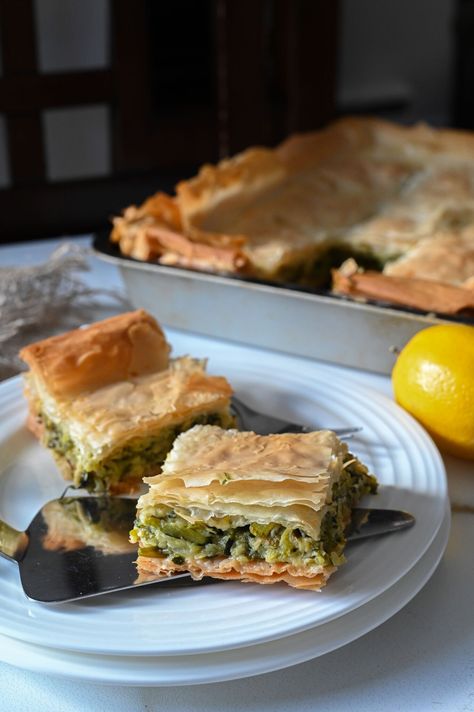 Greek zucchini pita with filo (Kolokithopita me filo) - Mia Kouppa Greek Zucchini, Greek Pita, Leek Pie, Lenten Recipes, Greek Chicken Recipes, Pasta Fillo, Feta Recipes, Greek Cooking, Zucchini Cake