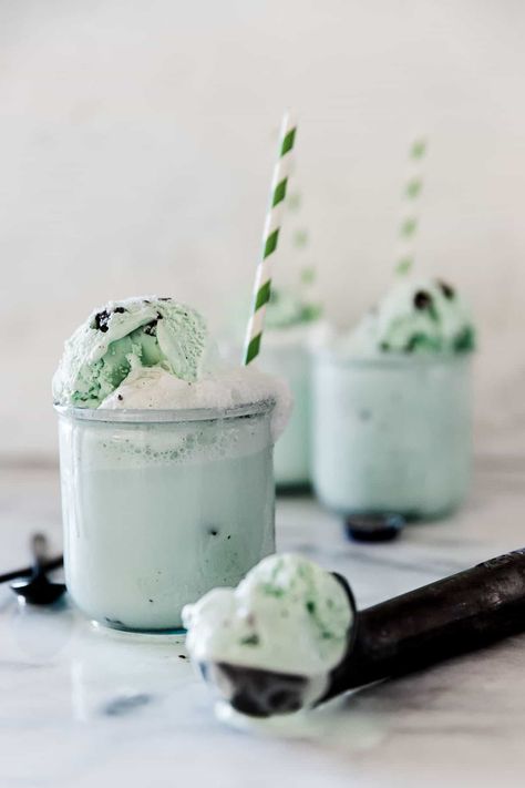 Soda Float, Christmas Drinks Alcohol Recipes, Ice Cream Soda, Soda Floats, Float Recipes, Mint Chip Ice Cream, Homemade Soda, Ice Cream Floats, Soda Recipe