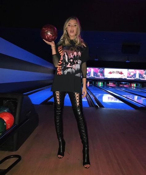 Tight Sweater Outfit, Night Bowling, Bowling Date, Alissa Violet, Bowling Outfit, Casual Sporty Outfits, Leather Fits, Trendy Spring Outfits, Old Outfits