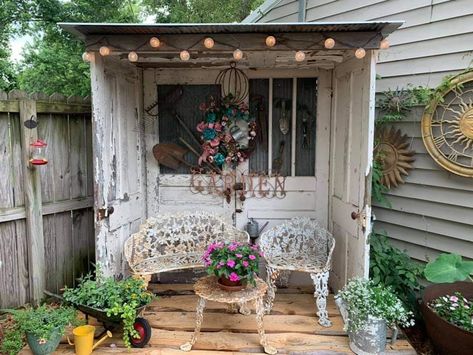 Door Outside Garden, Old Door Fence Ideas, Repurposed Old Doors Diy Projects, Old Doors Repurposed Ideas Vintage, Repurposing Old Doors, Flea Market Garden Ideas, Old Door Projects Outdoors, Old Doors Repurposed Garden, Old Doors Repurposed