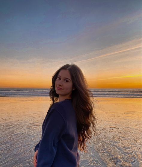 Sunset, photography, beach, photoshoot, poses, instagram Pic Pose Beach, Photos Idea For Beach, Sunset Photography Poses, Sunset Photos Poses, Photo Pose At Beach, Insta Sunset Pics, Poses With Sunset, Beach Pictures Sunset Photo Ideas, Photo Pose On Beach