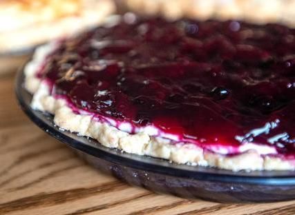 Huckleberry Cream Delight Pie - International Wild Huckleberry Association Huckleberry Cream Pie, Huckleberry Desserts, Huckleberry Cheesecake, Huckleberry Recipes, Whipped Cream Pie, Huckleberry Pie, Berry Recipes, Cream Cheese Pie, Kinds Of Pie