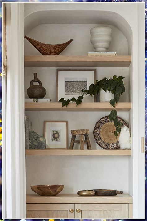 Looking to add some stylish storage solutions to your living room? Check out these 6 clever living room shelves ideas that will not only keep your space organized but also elevate your decor. From floating shelves to built-in units, find the perfect inspiration for your home. Boho Chic Shelf Decor, Shelf Nook Ideas, Shelf Decor Over Couch, Open Shelf Design Living Room, Decorated Shelf In Living Room, Modern Boho Shelf Decor, Southwestern Shelf Decor, Home Decor Bookshelves, Organic Decor Living Room