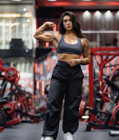 Buff Women Poses, Strong Buff Women, Muscle Mommies Aesthetic, Curvy Muscular Build, Gabby Fortune, Muscle Mami, Gabby Fortune Fitness, Female Bodybuilder Reference, Muscular Woman Flexing