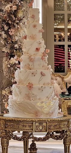 Royal Wedding Cakes Elegant, Wedding Cake Inspo Aesthetic, Wedding Cakes Fancy, Wedding Cake Big Elegant, Tall White Wedding Cake, Wedding Cakes Extravagant, Fairytale Wedding Cake Ideas, Quince Cake Ideas Pink, Luxurious Wedding Cake