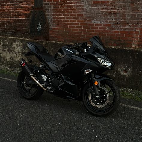 🏍️🤍🖤 . . . . . #explore #explorepage #reels #ninja400 #kawasaki #motorcycle #biker #ninja400 #bikersofinstagram #bikelovers #bikelife #instagramreels #gopro #insta360 #motorcyclegirl #motogirl #bikergirl #n400 #sportbikelife #sportbike #yamaha #honda #suzuki #edit #edits #igreels Kaitlyn Core, Future Aesthetic, Kawasaki Motorcycle, Ninja 400, Pretty Bike, Bike Lovers, Cool Motorcycles, Motorcycle Girl, Biker Girl