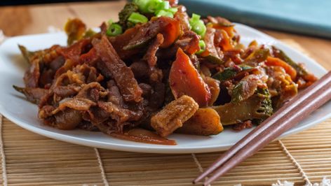 Mongolian Bbq Sauce Recipe, Mongolian Bbq Recipe, Mongolian Grill Sauce Recipes, Korean Barbecue Beef, Mongolian Barbecue, Mongolian Bbq, Mongolian Grill, Meat And Veggies, Asian Bbq