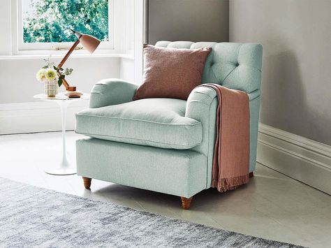 The Foxcote design is a more modern take on the classic Chesterfield. This sofa bed showcases British craftsmanship methods, from the deep-diamond detailing and hand-pleated arms to the beautiful piped cushions. This 2 seater sofa bed, 3 seater sofa bed, 3.5 or 4 seater large sofa bed will add a touch of vintage elegance and style to any home. #modernlivingroom #madetomeasurefurniture #handmadesofa #livingroomdecor #sofaarmchair #handmadefurniture #armchair #madeinbritain #sofabeds #sofabed Large Sofa Bed, Piped Cushion, 3 Seater Sofa Bed, Sofa Handmade, Contemporary Chairs, Vintage Elegance, Large Sofa, Sofa Armchair, 2 Seater Sofa