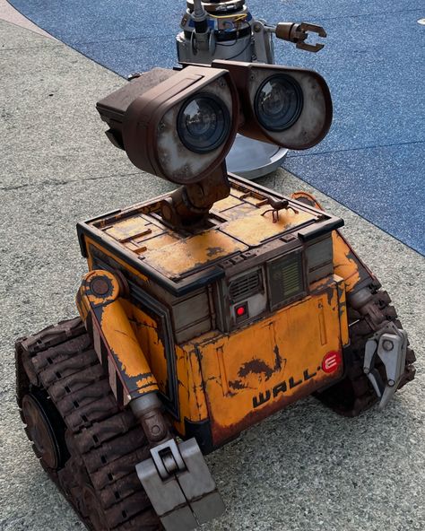 I spotted this cute little guy outside of the Anaheim Convention Center this past weekend. It’s WALL-E and he wasn’t made by Disney but by a fan. He is very realistic, talks and moves. I wish Disney would contact this fan or use the WALL-E robot they created a few years ago. I would love to see this little guy roaming around Tomorrowland. 📸 @mouseketeer_28 #disney #disneyland #d23 #disneygram #disneylife #disneyprincess #mickeymouseclub #disneyimagineering #mickeymouse #mickeymouseclubhous... Auto Wall-e, Hear Me Out Things, Wall E Wallpapers, Talking To A Wall, Wall E Art, Wall E Disney, Wall E Robot, Anik Anik, Walle And Eva