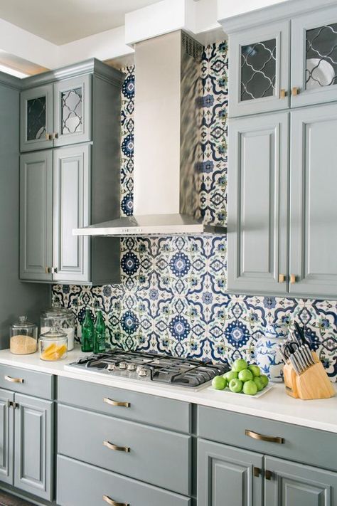 23 Gorgeous Blue Kitchen Cabinet Ideas Alternative Kitchen, Trendy Kitchen Backsplash, Серая Кухня, Blue Kitchen Cabinets, Kitchen Backsplash Designs, Cabinet Ideas, Blue Kitchen, Grey Kitchens, Kitchen Tile