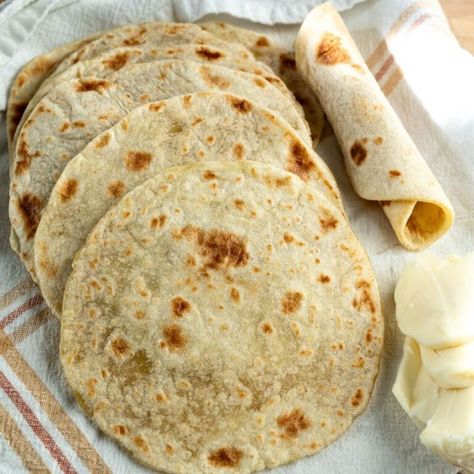 Easy Homemade 5-Ingredient Flour Tortillas - Yummy and fully Victorian Paneling, Fluffy Tortillas, 7 Up Biscuits Recipe, Easy Tortilla Recipe, Flour Tortilla Recipe, Southwestern Food, Jus Recipe, Fried Egg Recipes, Homemade Tortilla Recipe