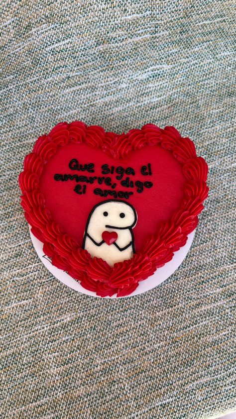 Pastel mini de corazón Cute Small Cakes For Boyfriend, Small Cakes Ideas Minis For Him, Mini Pasteles Aesthetic, Mini Pastelitos, Mini Cakes San Valentin, Mini Heart Cake, Pasteles San Valentin Ideas Mini Cakes, Mini Valentine Cakes, Cute Anniversary Gifts