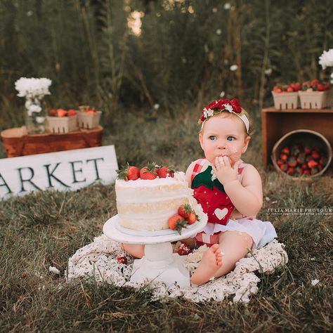 Picnic First Birthday Photoshoot, Outdoor Strawberry Photoshoot, One Year Old Strawberry Photoshoot, Outdoor Strawberry Cake Smash, Strawberry Smash Cake Photoshoot, Strawberry Smash Cake Photos, First Birthday Strawberry Photoshoot, Berry First Photoshoot, Berry First Birthday Photoshoot Ideas