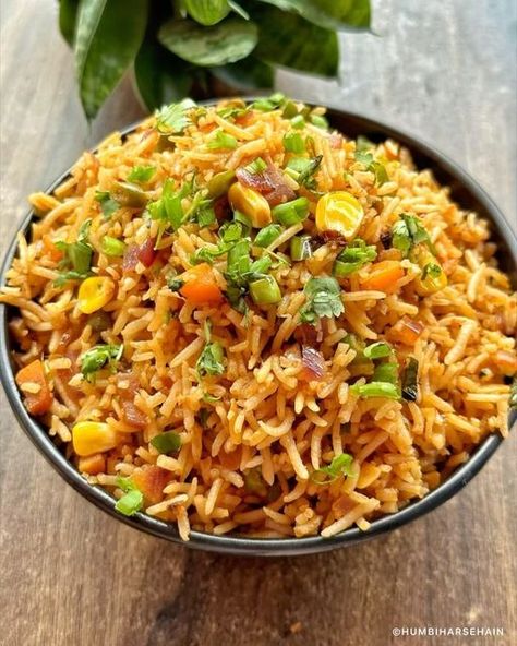 निधि राठौड़ on Instagram: "#recipealert Mix Vegetables Fried Rice😋 SAVE the video to try the recipe later :)) ➡️ Steps :- 1) Heat Butter and oil in a kadai 2) Sauté 1 tbsp chopped Ginger, 1 tbsp chopped Garlic, 2 chopped green chilli 3) Stir fry 1 chopped Onion for a min 4) Add ¼ cup each Carrot, Beans, Capsicum, Corn. Stir fry on medium flame until the veggies loses their rawness 5) Add 1 tsp Soy sauce, 1 tsp Schezwan sauce, ½ tsp green chilli sauce, 1 tsp Tomato sauce, ¼ tsp Pepper powder, Green Chilli Sauce, Rice Meals, Schezwan Sauce, Vegetable Fried Rice, Pepper Powder, Green Chilli, Chilli Sauce, Pepper Sauce, Chopped Garlic