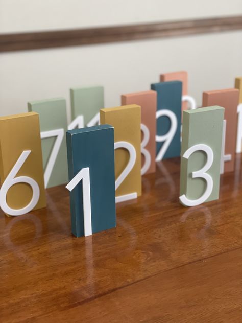 Table Numbers Cafe Restaurant, Table Number Ideas Cafe, Cafe Table Numbers, Table Signage Design, Table Number Alternatives, Creative Table Numbers Wedding, Restaurant Table Numbers, Coffee Shop Logo Design, Stand Feria