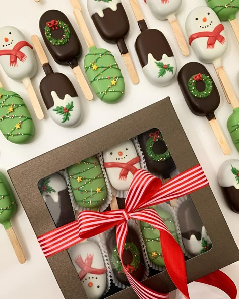 Christmas Cake Sicles, Oreo Pops Christmas, Grinch Cakesicles, Christmas Cake Pucks, Christmas Cakesicle, Christmas Cakesicles Ideas, Christmas Cakecicles, Christmas Cake Popsicles, Cakesicles Christmas