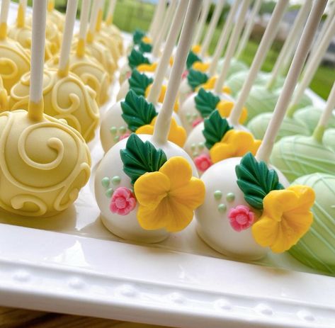 Tropical Party Desserts, Moana Cake Pops, Hawaiian Cake Pops, Luau Cake Pops, Luau Sweet 16, 17th Cake, Luau Desserts, Luau Christmas, Tropical Cake Pops