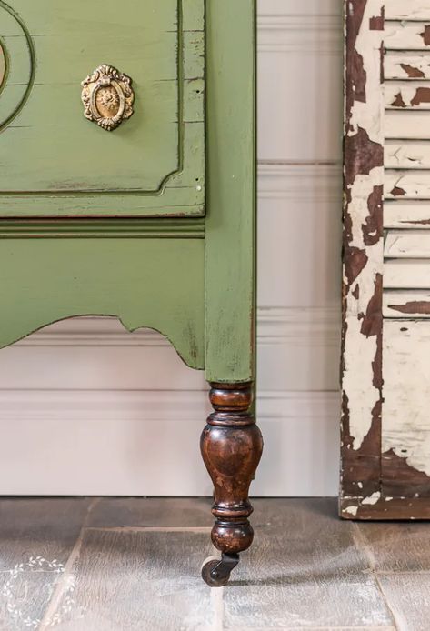 30 Gorgeous Green Painted Furniture Makeover Ideas Lime Green Painted Furniture, French Green Furniture, Moss Green Painted Furniture, Chalk Paint Antique Furniture, Olive Green Furniture Paint, Painted Antique Dresser Ideas, Dixie Belle Chalk Paint Furniture Green, Moss Green Furniture, Cottage Painted Furniture