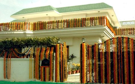 Indian Gate, Wedding Decorations Indian, Home Flower Decor, Gate Decoration, Fun Wedding Decor, Housewarming Decorations, Wedding Entrance Decor, Simple Wedding Decorations, Mandap Decor