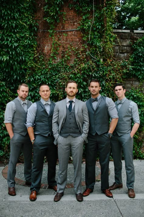 8 Wedding Parties who Nailed the Mismatched Suit Style Trend - Love Inc. MagLove Inc. Mag Mismatched Groomsmen, Wedding Suits Men Grey, Groomsmen Poses, Wedding Groomsmen Attire, Groomsmen Grey, Grey Suit Wedding, Groomsmen Photos, Wedding Suits Groom, Wedding Groomsmen