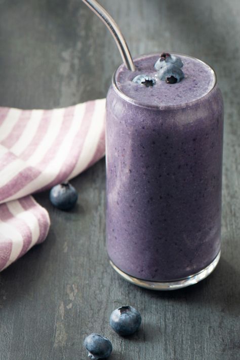 Blueberry Turmeric Smoothie - Veg World Magazine Heart Healthy Smoothies, Toast Recipe Breakfast, Avocado Recipes Breakfast, Toast Avocado, Highbush Blueberry, Dairy Free Treats, Turmeric Smoothie, Blueberry Smoothie, Avocado Toast Recipe