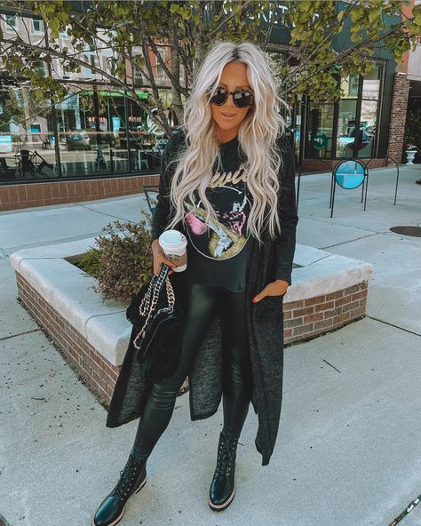 Hair Stylist Outfit, Stylist Outfit, Leggings Outfits, Pastel Outfit, Rocker Chic, Edgy Outfits, Winter Fashion Outfits, Fall Winter Outfits, Outfits With Leggings