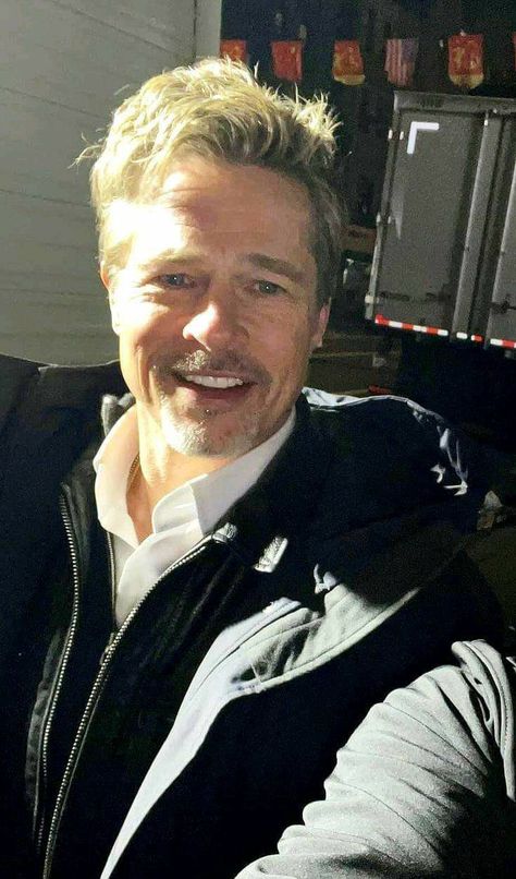 Brad Pitt Recent Photos, Brad Pitt Selfie Photos, Brad Pitt Selfie, Brad Pitt Pictures, Brad Pitt Style, Brad Pitt Hair, Brad Williams, Benz Wallpaper, Brad Pitt Photos