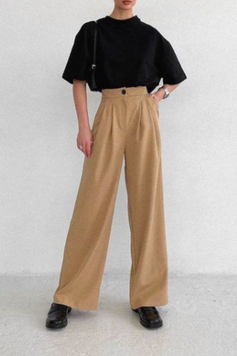 Caramel Pants Outfit For Work, Light Brown Slacks Outfit Women, Black Shirt Brown Pants Outfit Women, Caramel Trousers Outfit, Light Brown Pants Outfit For Work, Light Brown Trousers Outfit Women, Black Shirt Beige Pants, Black Shirt Brown Pants, Tshirt And Trousers Outfit Women