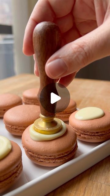 Decorate Macarons Ideas, Macarons On Cake Decoration, How To Decorate Macarons, Macarons Shapes, Macroon Ideas, Macaron Decoration Ideas, Macaroon Flavors, Savory Macarons, Decorate Macarons